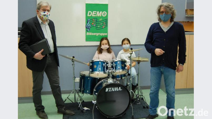 Die Doktor-Eisenbarth-Mittelschule nutzt die Spende für den Ankauf von einigen Laptops sowie einem Schlagzeug für den Musikunterricht. Rektor Werner Winderl (links) und Diplommusiker Jürgen Rohr freuen sich zusammen mit den Geschwistern Kiel, die stellvertretend für ihre Mitschüler die Stöcke auf dem Snare Drum testeten. Bild: Doktor-Eisenbarth-Mittelschule