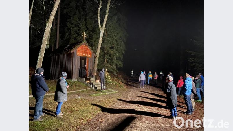 Alle Besucher der Waldweihnacht hielten sich vorbildlich an die Abstandsregeln und trugen ihre Mund-Nase-Bedeckungen. Bild: Hubert Heinzl/ exb