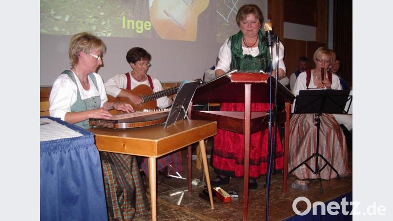 Ihr 25-Jähriges feierte die Hirschauer Hausmusik am 25. September 2010 im voll besetzten Josefshaussaal. Von links: Luzia Dietz, Inge Mangelberger, Martha Pruy und Gabi Meindl. Bild: u