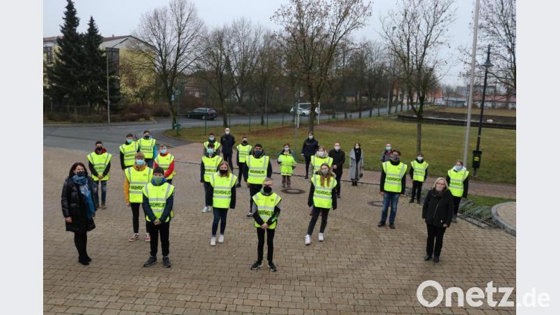 Lotsenbetreuerin Marion Vogel (links) und Polizeihauptkommissar Thomas Förster (hintere Reihe, Zweiter von links) hatten die Schüler- und Buslotsen auf ihre Aufgaben vorbereitet, für die sie jetzt vonseiten der Schule, Gemeinde Speichersdorf, Polizei und des Elternbeirates viel Lob und Geschenke erhielten. Bild: hai