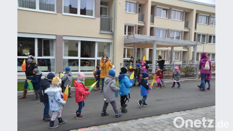 Diese Freundschaft zwischen Senioren und SVE-Kindern bewährt sich gerade jetzt in der schweren Corona-Zeit. Mit Abstand aber voller Freude beschenkten die Buben und Mädchen die Senioren mit adventlichen Tänzen vor dem Walter-Siegert-Caritasheim. Es soll zeigen: "Wir lassen euch nicht allein." Bild: dob