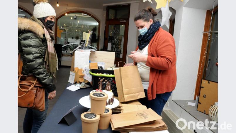 Stephanie Weber (rechts) hatte die Idee für den Landkreis-Pop-up-Store in der Amberger Altstadt. Ob es eine Wiederholung gibt, kann die Ammerthalerin zum jetzigen Zeitpunkt noch nicht sagen. Bild: Stephan Huber