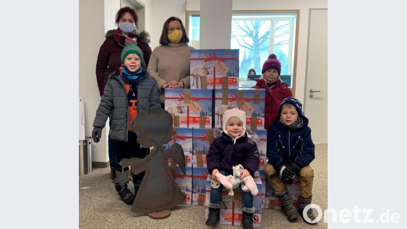 Stolz präsentieren einige Erstklässler die gepackten Pakete. Mit im Bild Carola Wölfl vom Elternbeirat (links) und Rektorin Renate Zuber. Bild: Grundschule Mitterteich/exb