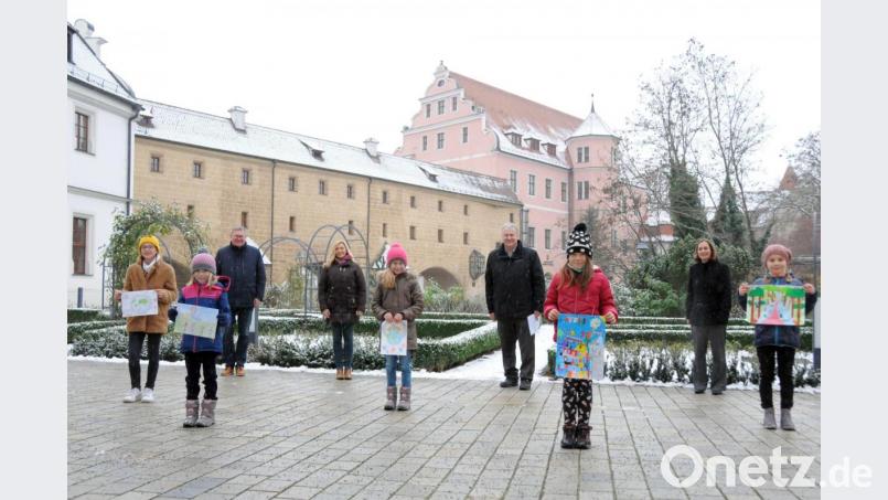 Sie freuen sich wie die Schneekönige. Für ihre bunten Bilder erhielten fünf junge Künstlerinnen aus Amberg und Ursensollen viel Lob und kleine Präsente (von links): Celine Schanderl, Amelie Frischmann, OB Michael Cerny, Nicole Graf, Paula Frischmann, Landrat Richard Reisinger, Victoria Hartl, Heike von Eyb und Mathilda Hahn. Bild: Martina Beierl