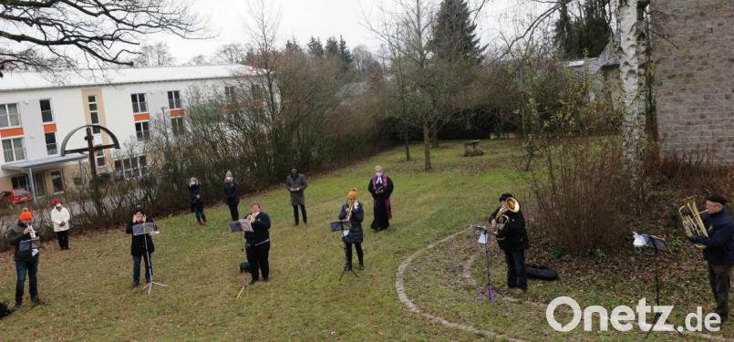 Von der Terrasse aus konnten die Heimbewohner die Musikanten, Pfarrer Dirk Grafe, Bürgermeister Roman Schäffler und die Seniorenbeauftragte Stefanie Baier gut beobachten. Bild: jzk