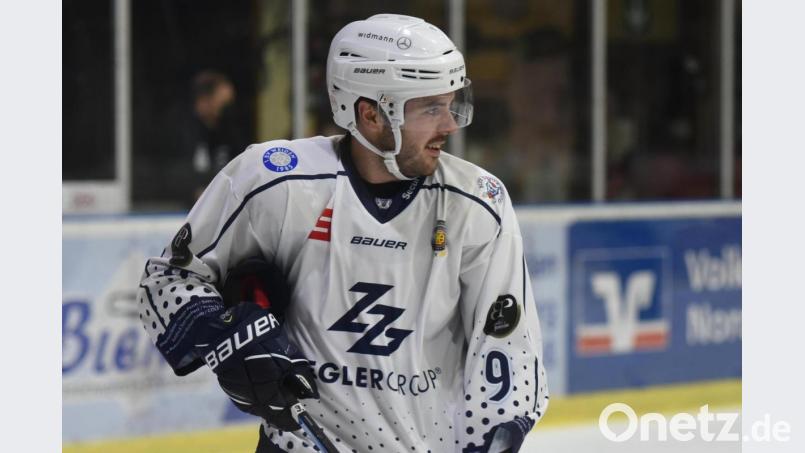 Für Mirko Schreyer war das Match am Sonntag in Füssen schon nach 21 Sekunden beendet. Der Verteidiger prallte nach einem Foul unglücklich gegen die Bande. Archivbild: gb