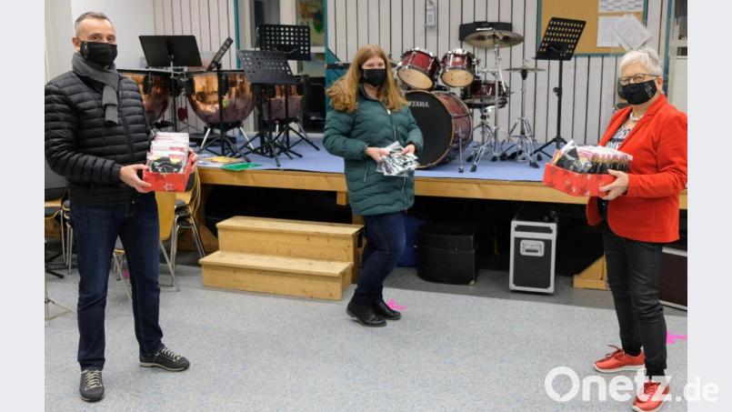 Fördervereinsvorsitzende Inge Bauer-Joswig (rechts) und ihr Stellvertreter Alois Gsödl (links) überreichen an die Vorsitzende der Musikkapelle Schwarzenfeld, Kristina Betz (Mitte) für alle Aktiven der Kapelle Hygieneschutzmasken mit aufgenähtem Violinschlüssel als weihnachtliche Aufmerksamkeit. Bild: mab