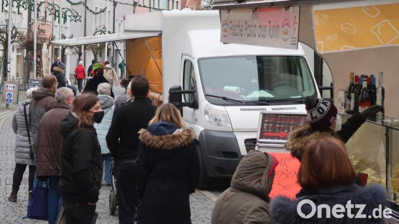 Vor dem Fahrzeug der Hausschlachterei Koller aus Nabburg stehen die Kunden sogar Schlange. Das geht nicht jedem Händler auf dem Weidener Wochenmarkt am Samstag so. Bild: uz