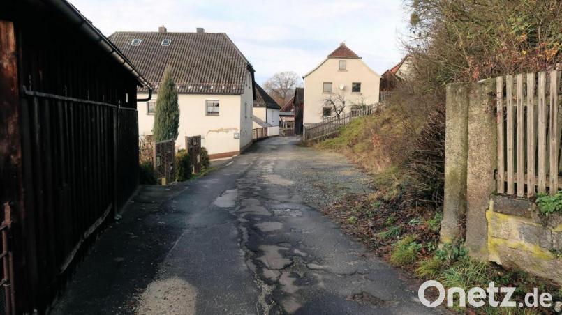 Trotz beengter Verhältnisse an der Einmündung zur Gemmingen-Straße (Bild) soll die Sonnengasse eine Fahrbahn mit einer Breite von drei Metern Breite bekommen. Zwischen dem Gebäude (rechts) und dem Gartenzaun ist zudem eine Ausweichstelle eingeplant. Bild: bsc