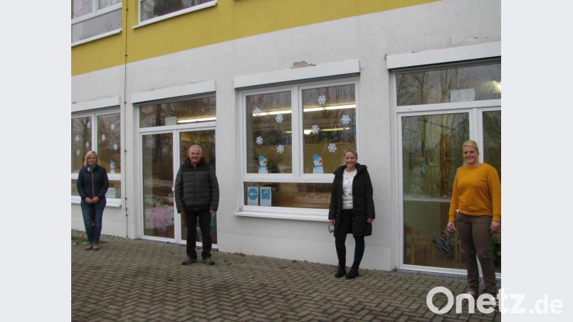Geschäftsleiterin Kathrin König, Bürgermeister Günter Kopp (von links) und Kindergartenleiterin Corinna Fröhler hießen Jasmin Melzner (von rechts) als neue Erzieherin willkommen Bild: Gemeinde Kulmain/exb
