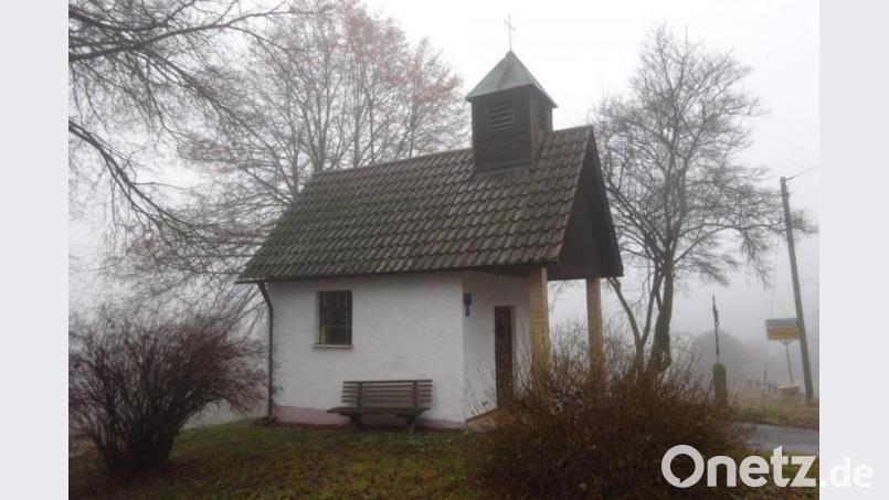 Staade Zeit in Trichenricht: Die idyllische Kapelle lädt ein zum Innehalten und hat auch im dichten Buchbergnebel ihren Reiz. Die Dorfgemeinschaft hat die liebevolle Pflege der Kirche übernommen und plant eine Sanierung. Bild: e