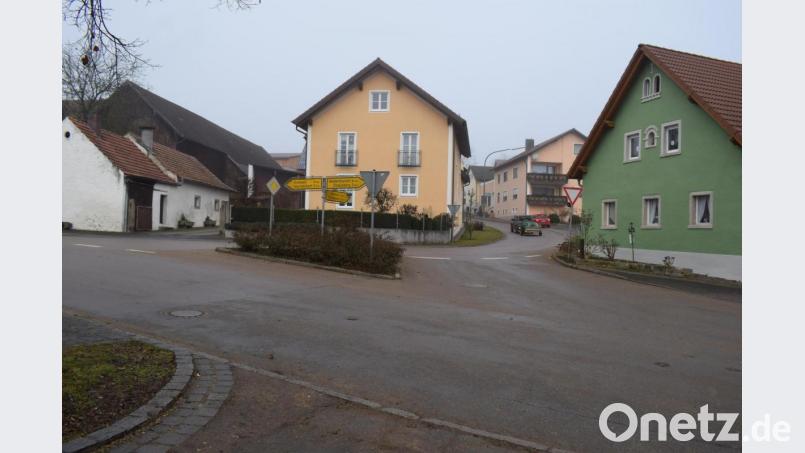 Der Ausbau der Kreisstraße durch Pischdorf im nächsten Jahr fordert auch die Gemeinde Guteneck. Oberflächenentwässerung und Gehsteige fallen zu Lasten der Gemeindekasse. Bild: bnr