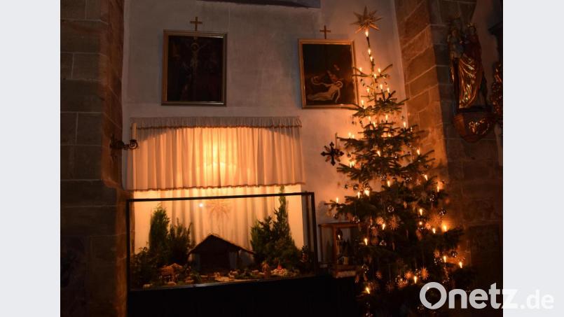 Die Krippe und der Christbaum im linken Kirchenschiff der Kemnather Stadtpfarrkirche. Bild: mde
