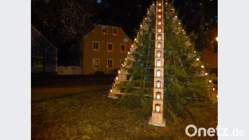 In Kaltenbrunn leuchtet die Ziegelpyramide zu Weihnachten. Bild: bk