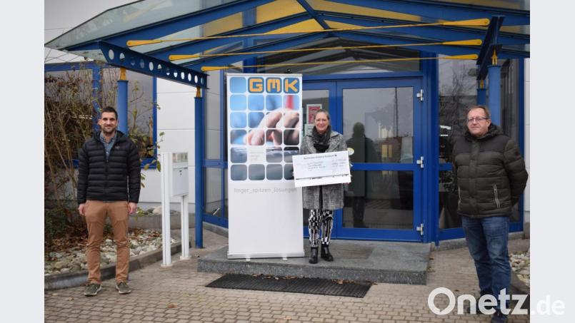 Über ein vorgezogenes Weihnachtsgeschenk durfte sich der Förderverein "Rasselbande besondere Kinder" freuen, Die beiden Geschäftsführer der Firma GMK Electronic Design, Christoph Kredler (links) und Manfred Güntner (rechts), übergaben einen Scheck über 2000 Euro an die Vereinsvorsitzende Heike Braun. Bild: bnr