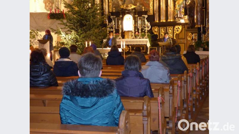 Advent bedeutet, warten auf Weihnachten, auf die Geburt Jesu. Das macht der Katholische Frauenbund in seiner Andacht deutlich, zu der sich rund 50 Gläubige in der Stadtpfarrkirche Pressath einfinden. Bild: mng