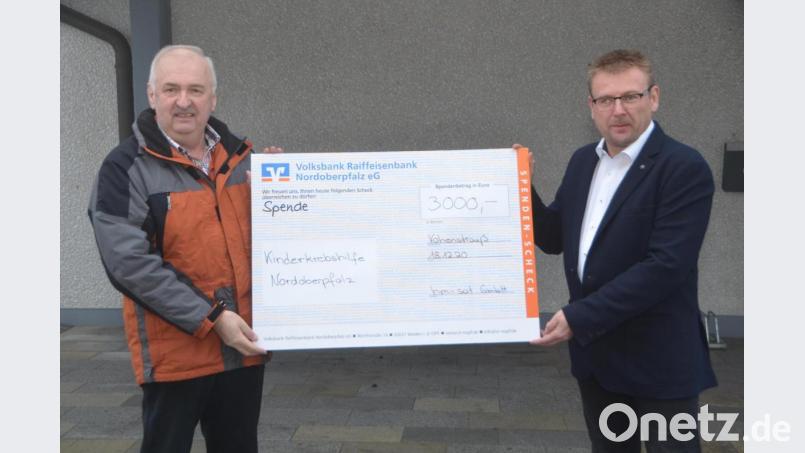 Unternehmer Hans Meller (rechts) ist sich sicher, dass Herbert Putzer, Vorsitzender der Kinderkrebshilfe in der Region Oberpfalz Nord, mit den 3000 Euro viel Gutes tun kann. &quot;Wichtig ist mir, dass das Geld zu hundert Prozent bei den betroffenen Familien ankommt&quot;, unterstreicht der Vohenstraußer. Bild: dob