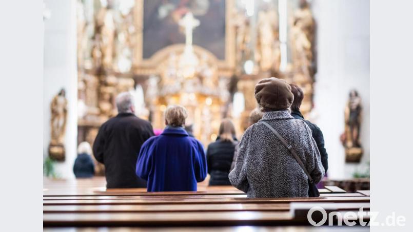 Gottesdienstbesucher während der heiligen Messe in einer Kirche. Die Oberpfälzer gingen 2019 bayernweit am fleißigsten in die Kirche. Bild: Matthias Balk