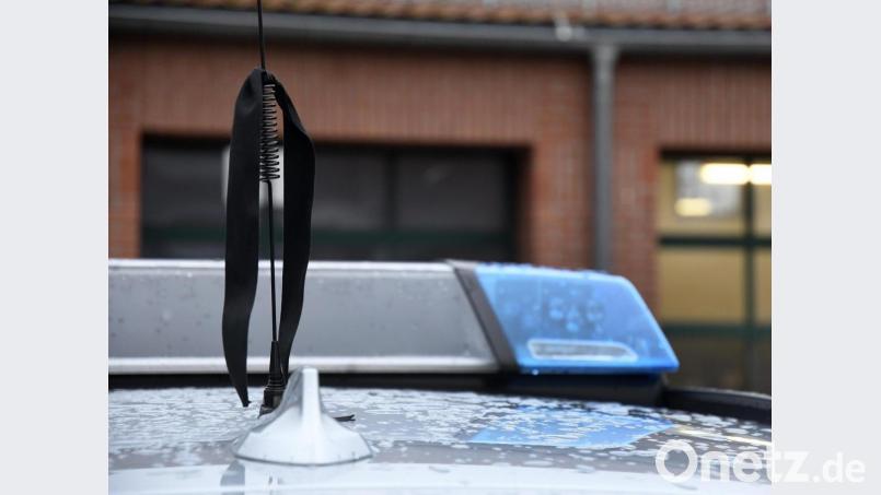 Trauerflor an den Autos der Polizei in Amberg: Zwei Kollegen sind bei der Aufnahme eines Unfalls gestorben. Bild: Petra Hartl