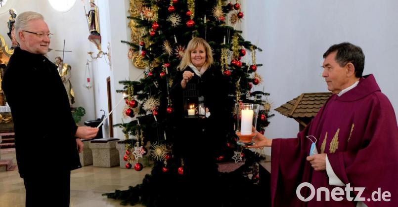 Pfarrer Wilfried Römischer (von links) und Silke Scherm trugen das Friedenslicht, das sie von Pfarrer Max Früchtl (rechts) übernommen haben in die evangelische Kirche St. Johannes Baptista, Dort leuchtet es bis zum Heiligen Abend. Bild: le