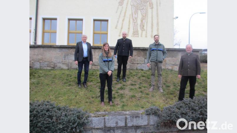 Regina Härtl (Zweite von links), Thomas Hebauer (Mitte) und Jörg Maderer (Zweiter von rechts) wurden als neue Leiter vorgestellt. Bild: Albert Feldkircher/exb