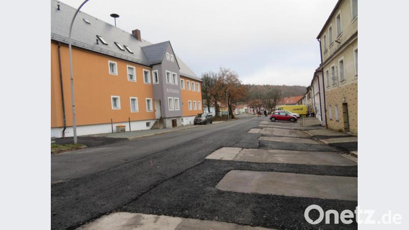 Momentan schaut der Marktplatz wie ein Flickenteppich aus. Doch im April sollen die Bauarbeiten zur Neugestaltung des Ortszentrums weitergehen. In seiner Dezember-Sitzung genehmigte der Stadtrat die Veröffentlichung der Ausschreibungsunterlagen. Bild: ow