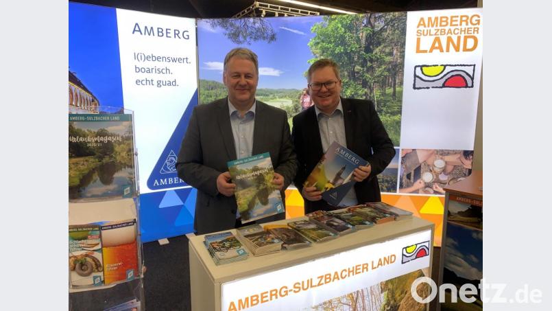 Anfang des Jahres 2020, also noch vor der Corona-Pandemie, haben Landrat Richard Reisinger und Ambergs Oberbürgermeister Michael Cerny (von links) auf der Freizeitmesse in Nürnberg gemeinsam die Werbetrommel für das Amberg-Sulzbacher Land gerührt. Archivbild: Christine Hollederer, Landkreis Amberg-Sulzbach/exb