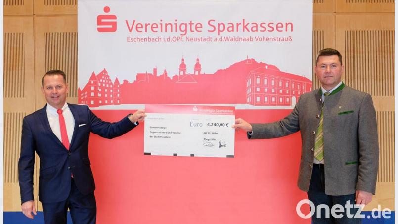 Pleysteins Bürgermeister Rainer Rewitzer (rechts) nimmt den Spendenscheck von Vorstandsvorsitzendem Gerhard Hösl (links) dankbar an. Mit 4 240 Euro werden soziale Zwecke in der Rosenquarzstadt unterstützt. Bild: dob