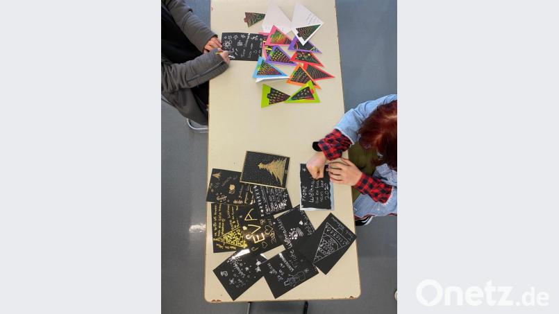 Die Jugendlichen beim Gestalten der Weihnachtskarten. Bild: Verena Mardanow/exb