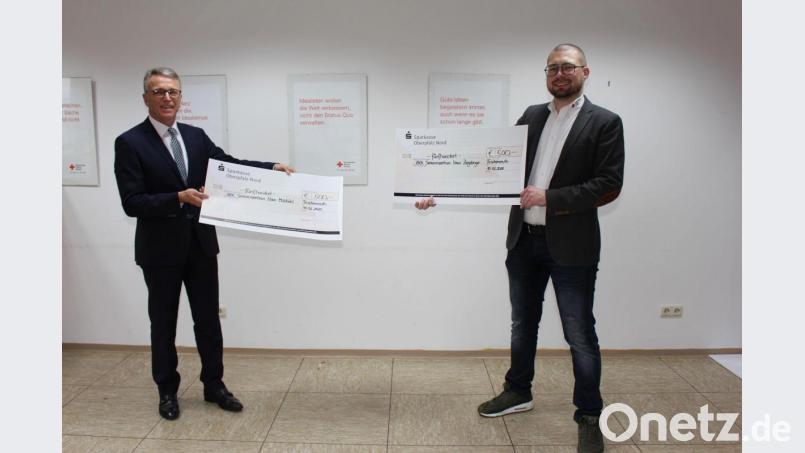 Mit insgesamt 1000 Euro unterstützt Bürgermeister Franz Stahl (links) die beiden BRK-Seniorenheime. Die symbolischen Schecks übergab Stahl an den Stellvertretenden BRK-Kreisgeschäftsführer Sven Lehner. Bild: Stadt Tirschenreuth/exb