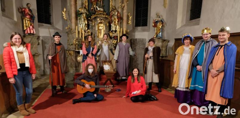 "Weihnachten mal anders" Eine Laienspielgruppe aus Familien der Kirchengemeinde glänzte am vierten Adventssonntag mit dem von Sophia Scherm getexteten Krippenspiel unter Regie von Silke und Sophia Scherm. Wiederholungen sind am Heiligabend um 14 und 15.30 Uhr geplant. Bild: le