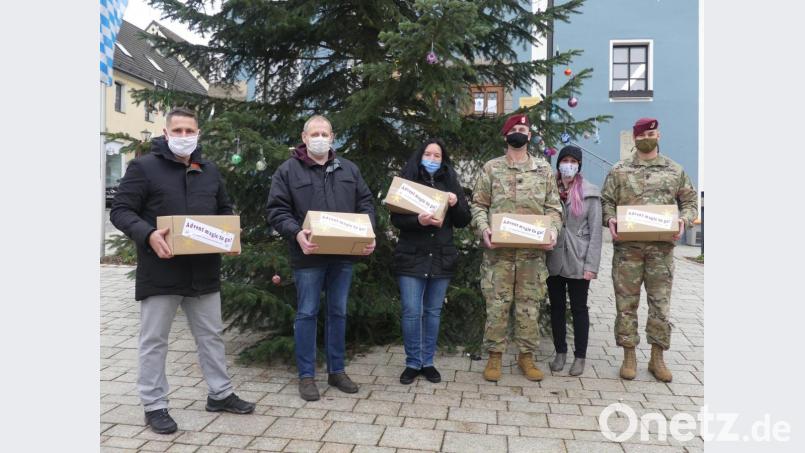 &quot;Adventszauber zum Mitnehmen&quot; gibt es auch für US-Soldaten: Im Bild bei der Übergabe (von links) Bürgermeister Marcus Gradl, Michael Sporrer vom Verein &quot;Hilfe für Anja&quot;, Petra Märkl, Joshua Brown, Jackie Brown und Peter Lentz . Bild: rn