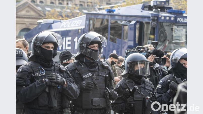 Eine Demonstration, die aufgelöst werden muss? In Zeiten von Corona keine Seltenheit. Doch ab wann darf die Polizei das und was muss sie beachten? Einsatzjurist Sebastian Dirmeier gibt in solchen Fällen juristischen Rat. Symbolbild: Boris Roessler/dpa