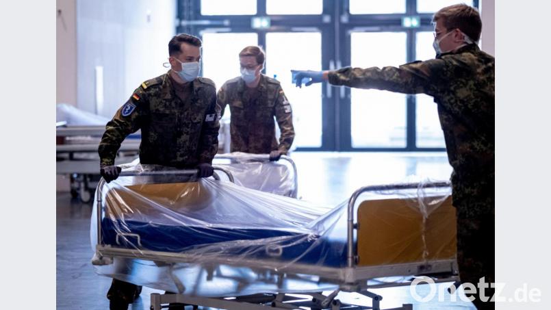 Soldaten helfen schon in verschiedenen Krankenhäusern im Bundesgebiet - wie hier in Hannover - aus. Ab Dienstag werden die Bundeswehrler auch in Weiden und Tirschenreuth erwartet. Symbolbild: picture alliance/dpa/Peter Steffen