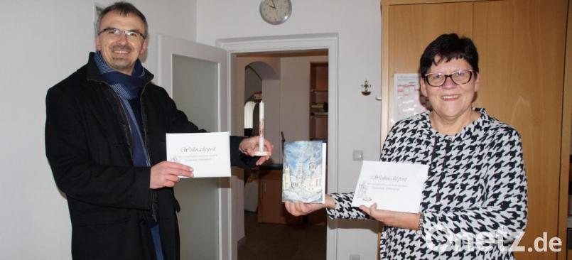 Pfarrer Martin Besold und Gemeindereferentin Roswitha Heining präsentieren die Weihnachtspost, die die evangelische und die katholische Kirche an die Einwohner verteilen. Bild: kaz