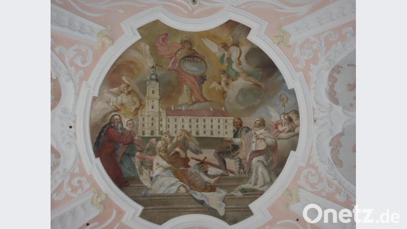 Das 1714 von C. D. Asam gefertigte Deckenfresko über dem Hochaltar zeigt den hl. Jakobus als Beschützer des Klosters Ensdorf. Bild: tra