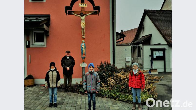 Pfarrer Erwin Bauer dankt (von links) Tobias Forster, Leon Frank und Anna Lehner für die Bereitschaft zum Ministrantendienst. Bild: gz
