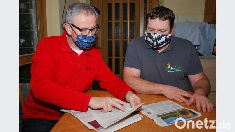 Zwei Kämpfer für Blühwiesen: Norbert Wasner (links) und Biolandwirt Andreas Walz (rechts). Bild: gsp