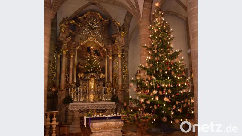 Willi Seibel hat die Nordmanntanne gestiftet, die Weihnachten 2020 im Altarraum der Kemnather Stadtpfarrkirche Mariä Himmelfahrt steht. Bild: mde