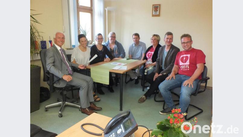 Bürgermeister Peter König, Beatrix Kempf vom Verantalter Stiftland Sternenkinder e.V., die Soulmates Stefanie Kröger und Bettina Mildner, Pfarrer Andreas Kraft, Sandra Schmelber, Mitorganisator Wolfgang Göldner und Johannes Bauer legen in Sachen Typisierung noch einen Zahn zu. Bild: soj