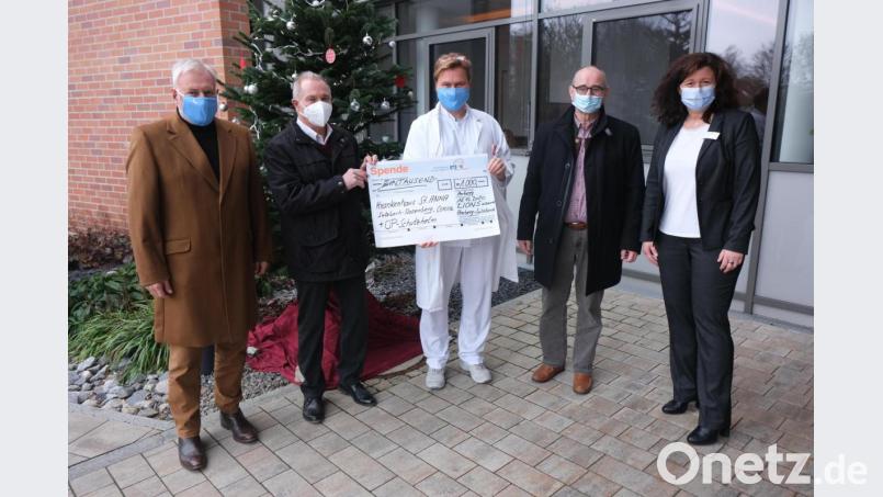 1000 Euro stellt der Lions-Club Amberg-Sulzbach dem St.-Anna-Krankenhaus in Sulzbach-Rosenberg für den Ankauf eines weiteren Atemschutzhelms zur Verfügung (von links): der Vorsitzende des Lions-Hilfswerks, Peter Rückerl, Club-Präsident Fritz Kammerer, der ärztliche Direktor des Hauses, Dr. Klaus Nester, Hilfswerk-Schatzmeister Hans Fürnkäs und Personalleiterin Christine Arnold. Bild: usc