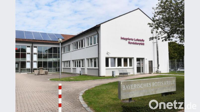 Die Mitarbeiter in der Integrierten Leitstelle Nordoberpfalz und des Rettungszweckverbandes erhalten im nächsten Jahr eine einmalige Erhöhung des Leistungsentgeltes. Der Zweckverband für Rettungsdienst und Feuerwehralarmierung stellt dazu 35.000 Euro zur Verfügung. Zugleich wird der Personalstand erhöht. Bild: Gabi Schönberger