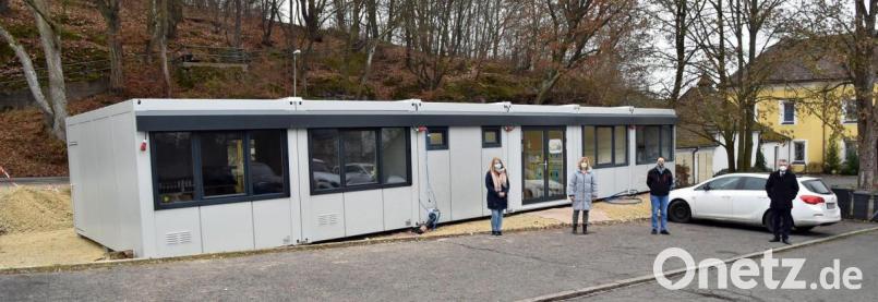 Von der neuen Container-Lösung beim Schlößl überzeugten sich beim Ortstermin (von rechts) Bürgermeister Michael Göth, Martin Renner vom Finanzreferat, Fachbereichsleiterin Anja Hopf sowie Kita-Leiterin Eileen Hauenstein. Bild: Andreas Royer