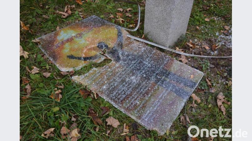 Noch immer sind die Scherben der zertrümmerten Glastafeln am Waldbesinnungspfad „Resl von Konnersreuth“ nicht beseitigt worden. Darauf darauf wies jetzt Wolfgang Pötzl im Marktrat hin. Bild: jr
