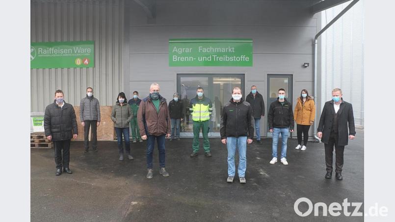 Erich Übler, Martin Sachsenhauser, Hans-Jürgen Maul, Bürgermeister Hans-Jürgen Strehl und Hans Pilhofer freuten sich über die Einweihung des neuen Raiffeisenbank-Lagerhauses. Bild: gru
