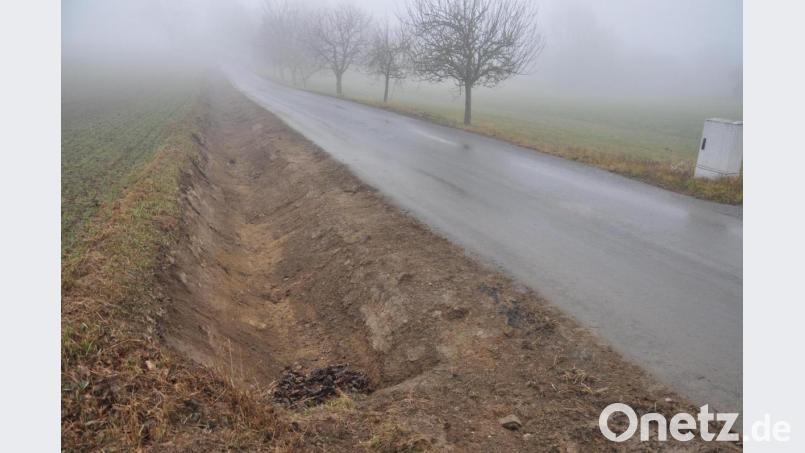 Die Neuanlage der Seiten an den Flurbereinigungsstraßen kritisiert Gottfried Beer. Bild: ws