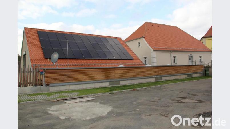 Die Photovoltaikanlage auf dem Neubau produziert Strom, mit dem über einen Batteriespeicher Wärmepumpe, Beleuchtung und Elektrogeräte betrieben werden. Bild: boj