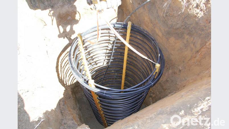 Mit Erdwärme aus solchen Schlauchkörben, die bis in etwa drei Meter Tiefe reichen, wird über eine Wärmepumpe das Pfarrheim beheizt. Neun dieser Schlauchkörbe sind im früheren Pfarrgarten eingebaut. Bild: boj