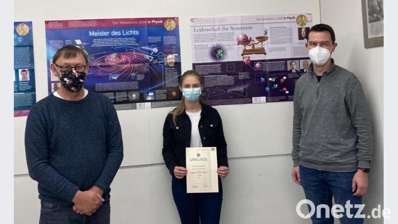 Bei der Urkundenübergabe (von links): Stellvertretender Schulleiter Georg Meyer, Antonia Tessmann aus der 10 b und Oberstudienrat Daniel Ertl. Bild: Florian Hösl/exb