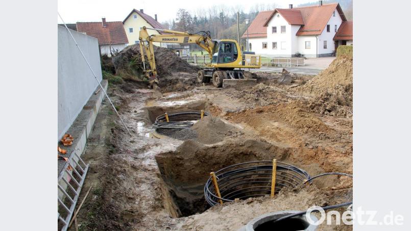 Mit Erdwärme aus solchen Schlauchkörben, die bis in etwa drei Meter Tiefe reichen, wird über eine Wärmepumpe das Pfarrheim beheizt. Neun dieser Schlauchkörbe sind im früheren Pfarrgarten eingebaut. Bild: Josef Böhm